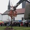 Die Eiche mit den Türmen der St. Ägidius-Kirche im Hintergrund. Die Eiche mit den Türmen der St. Ägidius-Kirche im Hintergrund.
