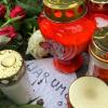 Blumen und Kerzen erinnerten in der vergangenen Woche an die Tötung einer Mitarbeiterin eines Blumenladens in Lichtenfels. Die Polizei sucht in dem Fall weiter nach Zeugen.
