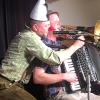 Zirkusnummer mit Instrumentenvielfalt: "häisd'n'däisd vom mee" in Aktion in Rügheim.