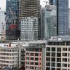 Beton und Glas beherrschen die Frankfurter Innenstadt. In der Mitte entsteht zurzeit ein neuer Hochhauskomplex namens "Four".