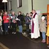 Schweigemarsch mit Holzkreuz für den Weltfrieden.