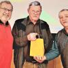 Hermann Laarz (links) und Alfred Glos (rechts), Verantwortlich für den Seniorenkreis Gernach, bedanken sich bei Gerhard Ahles für seinen spannenden Vortrag mit einem fränkischen Präsent.
