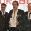 Mit dem Ehrenkreuz des Schützengaues Würzburg konnte Alfred Müller (SG Estenfeld) durch 1. Bezirksschützenmeister Mathias Dörrie und 2. Gauschützenmeister Klaus Schöll ausgezeichnet werden. Mit dem Ehrenkreuz des Schützengaues Würzburg konnte Alfred Müller (SG Estenfeld) durch 1. Bezirksschützenmeister Mathias Dörrie und 2. Gauschützenmeister Klaus Schöll ausgezeichnet werden.