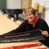 Stolz hält Renate Lindner ihren gefundenen "Schatz", wie sie die Fahnenbänder nennt, in die Kamera.