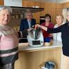 Auf dem Bild freuen sich (von links) Angelika Bayer, Raimund Binder, Katharina Wolz-Kreißl, Gisela Scharnberger und Eva Heßler über den neuen Thermomix.