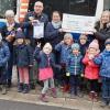 Der Wünschewagen des Arbeiter-Samariter-Bundes machte Station in Steinach. Das Bild zeigt die Spendenübergabe mit Bürgermeister Andreas Sandwall sowie Susanne Flory (Zweite von links) und Käthe Ehrmann  (Vierte von links).