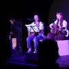 Im Bild CelioTchofo am Cajon, Marie Keßler und Lorena Müller an Gitarre und Gesang.