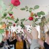 Sie ging mit einem weinenden Auge: Ursula Wahl war 32 Jahre lang Sekretärin an der Karl-Ludwig-von-Guttenberg-Grundschule Bad Neustadt. Mit einem Rosenspalier haben sich die Schüler von ihr verabschiedet.