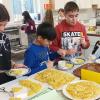 Reste kochen macht Spaß und schmeckt. Schülerinnen und Schüler der Mittagsbetreuung der Kreuzbergschule beim Probieren in der Resteküche. Reste kochen macht Spaß und schmeckt. Schülerinnen und Schüler der Mittagsbetreuung der Kreuzbergschule beim Probieren in der Resteküche.