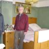 Gerhard Holtröhr (links) und Peter Lage, die beiden Vorsitzenden vom Verein für Kultur und Heimatpflege Neubrunn, zeigen stolz das über 100-Jahre alte Schlafzimmer im Dorfmuseum in Neubrunn, welches 2024 eröffnet wird.