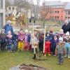 Der Kreisverband für Gartenbau und Landespflege Würzburg hat beschlossen, jeder Kita im Landkreis einen Obstbaum zu schenken. Landrat Thomas Eberth übergab als Kreisverbands-Vorsitzender den ersten Baum an die Kinder der Kita St. Laurentius in Zell am Main.