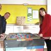 Mit einer obligatorische Kicker-Partie wurde das Fachgespräch zur vorschulischen Bildung in der Gemeinde Sand abgeschlossen.  Im Bild (von links): Bürgermeister Bernhard Ruß, Geschäftsleiter Matthias Zink, Ronja Endres und Sonja Sandner.