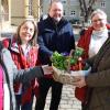 Sie sind die treibenden Kräfte hinter der Aktion "Gemüsekiste 2023" : Gemeindereferentin Erika Gerspitzer, Caritas-Mitarbeiterin Katrin Anger, Pfarrer Thilo Koch, Pfarramts-Sekretärin Sonja Kunz und Bürgermeisterin Astrid Glos.