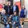 Auf dem Kitzinger Marktplatz setzten Gerald Möhrlein, OB Stefan Güntner, Lisa Kriesinger (stehend) und Astrid Glos sowie Maria Ring am 21. März ein Zeichen gegen Rassismus.