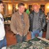 Mit großem Interesse schauten sich einige Bürger bei der Infoveranstaltung in Castell den erarbeiteten Plan zum Thema Hochwasserschutz mit kleineren Maßnahmen an.
