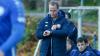 ETSV-Trainer Gerald Spahmann (Mitte) schaut auf die Uhr: Wann fährt die nächste Bahn in Richtung Bezirksliga ab? Der Tabellenführer der Kreisliga Würzburg 1 hat derzeit beste Chancen, sich auf diese Reise zu machen.