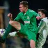 Traf vom Punkt zum Ausgleich: Tim Strohmenger (vorne, hier im November 2022 im Zweikampf mit Niclas Egerer vom SC Eltersdorf) sicherte dem TSV Großbardorf einen Zähler gegen Eintracht Bamberg.
