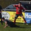 Chris Heinrich (rotes Trikot) von der SG Urspringen-Sondheim/Rhön lässt Patrick Hergenröther (links) und Jannik Schäfer vom FC Reichenbach ins Leere laufen.