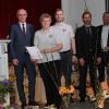 Der OGV Unterpreppach wurde als "Verein des Jahres" ausgezeichnet, hier mit (von links) Landrat Wilhelm Schneider, Vors. Maria Florschütz und Simon Herbst sowie die Kreisfachberater Johannes Bayer und Guntram Ulsamer. Der OGV Unterpreppach wurde als "Verein des Jahres" ausgezeichnet, hier mit (von links) Landrat Wilhelm Schneider, Vors. Maria Florschütz und Simon Herbst sowie die Kreisfachberater Johannes Bayer und Guntram Ulsamer.