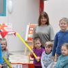 Freuen sich mit den Kindern über die Materialboxen im Rahmen von fit4future.