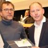 Oberbürgermeister Stefan Güntner (CSU) dankt dem langjährigen Stadtrat Jens Pauluhn (ÖDP) zu dessen Abschied mit einem Präsent.