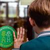 Mit der Aktion "Ein Schutzengel für's Marienbachtal" möchte die Gemeinde Dittelbrunn Kindern bei Gefahr sichere Rückzugsorte bieten. Ein grüner Aufkleber markiert teilnehmende Geschäfte.
