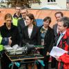 Ein Experte erklärte die Technik (von links):  WVV-Meister Johannes Hartmann, Bürgermeisterin Judith Jörg, André Hannes von der WVV, Ulrich Schneider, Regionalleiter Vertrieb bei Vodafone Deutschland, WVV-Geschäftsführerin Dörte Schulte-Derne, Annette Messerer und Benjamin Schneider von der Stadt Würzburg, Oliver Sturm und Armin Lewetz, der Vorstand der Stadtwerke Würzburg AG.