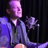Gitarrensound kombiniert mit tiefgründigem Gesang: Der Auftritt von Johannes Öllinger im "Kleinen Stadttheater" kam bei den Gästen  gut an.