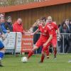 Torjäger Daniel Fürst (Mitte) vom FC Eibstadt hatte im Spitzenspiel gegen die DJK Salz/Mühlbach (links Mika Johannes, rechts German Duarte Penaloza) einen schweren Stand.