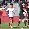 Genau genommen der einzige Unterschied im Derby: Am Ende durften die etwas besseren Würzburger Kickers (von links Saliou Sané und André Leipold) jubeln, der FC 05 (von rechts Jacob Engel und Ivan Mihaljevic) zu Recht nicht.