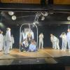 Die Theater AG „Frob Frogs“ bei der Probe für ihr Theaterstück „Back to the Past“.