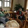 Die Creglinger Spinnstubenfrauen in Aktion. Die Creglinger Spinnstubenfrauen in Aktion.