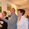 Theaterleiterin Silvia Kirchhof (von links), Künstler Dietmar Berger, die zweite Bürgermeisterin von Lülsfeld, Andrea Reppert und der Gerolzhöfer Bürgermeister Thorsten Wozniak bei der Eröffnung der Ausstellung im Theaterhaus.