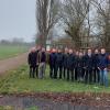 Mitarbeitende der Verwaltungen, lokale Akteure sowie Landrat Florian Töpper und Bürgermeister Thomas Heinrichs freuen sich über den gelungenen Auftakt des Gemeindedialogs in Lülsfeld. Im Hintergrund der Häckselplatz, dessen Nutzung eines der Themen auf der Tagesordnung war.