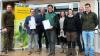 Beteiligte bei der Unterzeichnung des Kooperationsvertrages
zur Naturpark-Schule. Bestehende Partnerinnen und Partner werden die
Schule weiter begleiten. 