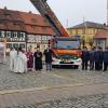 Das neue Drehleiterfahrzeug wurde im Rahmen des Frühlingsmarktes gesegnet. Das Bild zeigt von links: Pfarrvikar Antony Kollamparampil, Prädikant Helmut Endress und Bürgermeister Alexander Bergmann.
