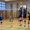 Karbacher Spielerinnen der U 16 und U 18 beim Training in der Schulturnhalle. Karbacher Spielerinnen der U 16 und U 18 beim Training in der Schulturnhalle.