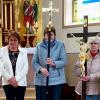 Das Seniorenteam mit Rita Teske, Gabi Scheller mit den Vortragekreuz,  Ingrid Grabe mit dem Prozessionskreuz und Irmtraud Winkler sowie Diakon Lorenz Kleinschnitz bei der Kreuzwegandacht in der Euerfelder Kirche St. Michael.