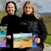 Ulrike Schade von der Thüringer Verwaltung des Unesco-Biosphärenreservat Rhön (links) und Anna-Lena Bieneck (Hessische Verwaltung) freuen sich, dass das Angebot in Leichter Sprache in diesem Jahr noch einmal weiter ausgebaut werden konnte.