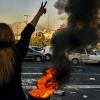  Victory-Zeichen während einer Demonstration: Seit die  22-jährige Mahsa Amini von der iranischen Sittenpolizei in der Hauptstadt Teheran festgenommen wurde und starb, gehen Frauen – und auch manche  Männer – im Iran auf die Straße, teils ohne Kopftuch und unter Lebensgefahr. 