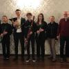 Auf dem Foto Doris Jäger-Herleth, Eric Goitia Schmitt (Querflöte), Milena Bausewein (Oboe), Liam König (Horn), Kaelan König (Fagott), Stefanie Cwik (Klarinette), Annette Noffz (Stiftungsdirektorin), Rainer Herleth (Treuhandstiftung Vida Digna), Carsten Weddig (Einrichtungsleiter Hueberspflege), Isabel Schmitt  (Musikhochschule).