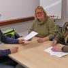 Fachbereichsleiter Andreas Buchmann (links) mit Iris und Holger Konrad bei der Übergabe der Einsetzungsbescheide.