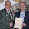 Schützenmeister Willi Schenkel (links) ehrte Jürgen Johanni für 40 Jahre Vereinstreue.