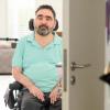 Uwe Herold ist seit einem Sturz vor 18 Jahren querschnittsgelähmt und arbeitet trotzdem weiter für die Kripo. Zu schaffen ist der Alltag für ihn und seine Familie nur mit Unterstützung eines Pflegedienstes.