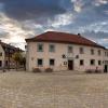 Das seit 2019 geschlossene Gasthaus Krone (Bildmitte) am Maßbacher Marktplatz soll Gasthaus bleiben. Deshalb verweigerte der Marktgemeinderat eine Nutzungsänderung für das Erdgeschoss. Das gemeindeeigene Haus Marktplatz 2 hingegen (links auf dem Bild) soll abgerissen werden. Im Erdgeschoss ist eine Arztpraxis geplant, darüber mehrere Wohnungen.