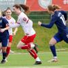 Lea Schrenk (Mitte) von den Würzburger Kickers läuft ihren Gegenspielerinnen vom SV Frensdorf davon. Die Kickers-Frauen haben ihr erstes Heimspiel nach der Winterpause in der Fußball-Bayernliga gewonnen.