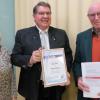 Elke Kuhn, Vorsitzende Sängergruppe Kitzingen, Bernd Nägle, Vorsitzender Gesangverein Sickershausen, und der geehrte Eduard Heinkel.