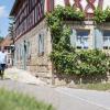 Zahlreiche historische Gebäude – hier das ehemalige Rathaus – können auf einem Rundgang durch das Freilandmuseum besichtigt werden.