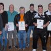Die Vorstandsspitze beim Sportverein Hüttenheim bilden (von links) Frank Köller, Wolfgang Stadtelmeyer und Carina Ruß. Geehrt wurden Elmar Uhl und Norbert Gonschorek, zudem zeichnete Andreas Ruß die Fußballer Holger Götzelmann, Thorsten Gräf und Pascal Meyer aus.