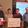 Die siegreichen Schüler Jan Ewert, Leon Kohler und Ben Volkamer mit ihrem Wirtschaftslehrer Herrn Andreas Strümper bei der Preisverleihung in der Hauptfiliale der Sparkasse Mainfranken in Würzburg.